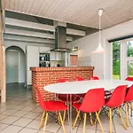 8 Person In Tarm-by Traum