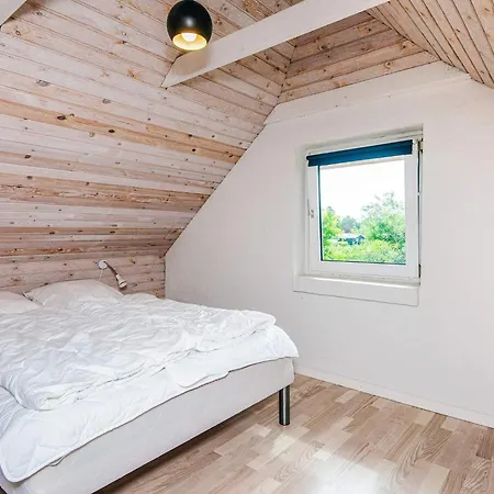 8 Person In Tarm-by Traum *